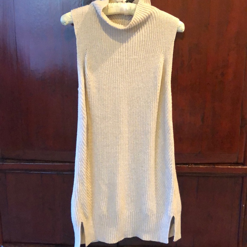 Simply Vera sleeveless sweater tunic size small